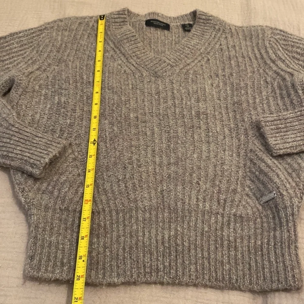 Scotch and Soda wool blend v-neck pullover sweater. Size XS. Very good cond.